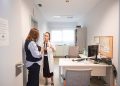 La neumóloga del Área de Salud de Ibiza y Formentera Sofía Acero Capella conversa con la consellera de Salud, Manuela García. Foto: Salud