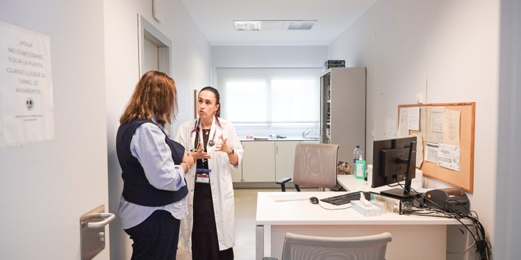 La neumóloga del Área de Salud de Ibiza y Formentera Sofía Acero Capella conversa con la consellera de Salud, Manuela García. Foto: Salud