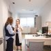 La neumóloga del Área de Salud de Ibiza y Formentera Sofía Acero Capella conversa con la consellera de Salud, Manuela García. Foto: Salud