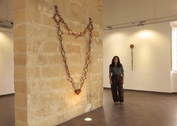 Neus Riera, Riqueta, junto a algunas de las obras que se expondrán en el Far de ses Coves Blanques. Imagen cortesía de la artista.
