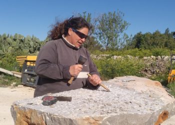 Paquita Marí Tur, 'margera', en una imagen de su álbum personal, realizando un trabajo de cantería. Foto cedida a Noudiari