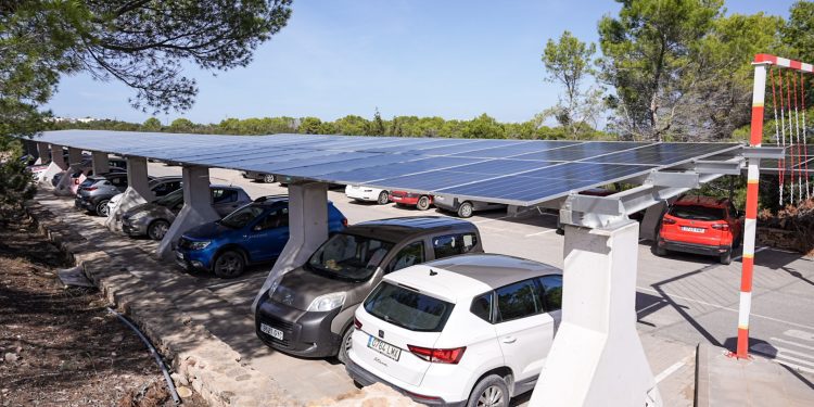 Las placas fotovoltaicas instaladas para dar corriente al Hospital de Formentera generarán además sombra en un área de estacionamiento de vehículos. Foto: Caib