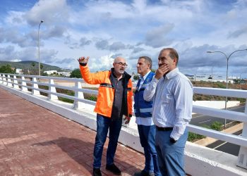 El alcalde de Sant Josep, Vicent Roig, el director de Emergencias, Pablo Gárriz, y el conseller de Medi Ambient, Nacho Andrés, han visitado esta mañana algunos puntos de la isla, como la autovía del aeropuerto. Foto: Govern