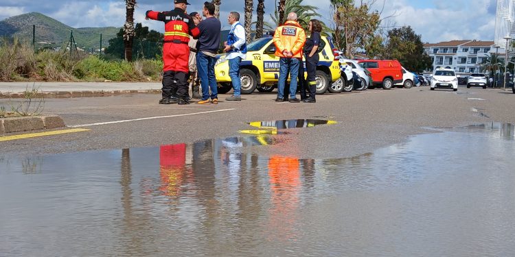 Equipos de Emergencias y de la UME comprueban la situación en Platja d'en Bossa, en el municipio de Sant Josep. Foto: Govern