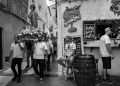 Una imagen del contraste entre la sociedad tradicional ibicenca y la del turismo, que confluyen en Dalt Vila,
