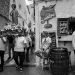 Una imagen del contraste entre la sociedad tradicional ibicenca y la del turismo, que confluyen en Dalt Vila,