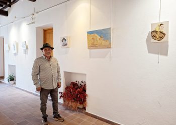 El artista valenciano Anthony Gofer (Anna, 1958) presenta una propuesta artística que rinde homenaje a las tradiciones, la identidad y la cultura ibicencas.
