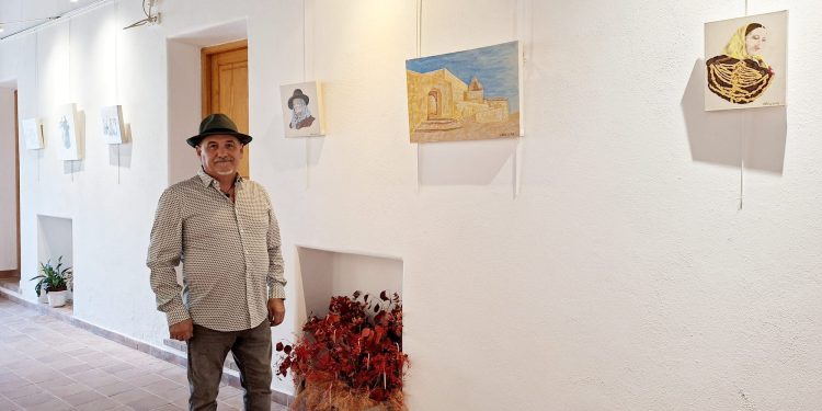 El artista valenciano Anthony Gofer (Anna, 1958) presenta una propuesta artística que rinde homenaje a las tradiciones, la identidad y la cultura ibicencas.