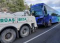 El frontal y lateral izquierdo del autobús h an quedado especialmente afectados tras el choque, como se aprecia en la imagen. Noudiari