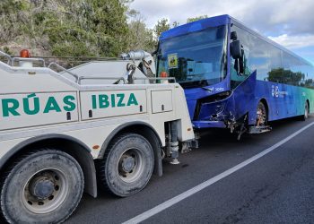 El frontal y lateral izquierdo del autobús h an quedado especialmente afectados tras el choque, como se aprecia en la imagen. Noudiari