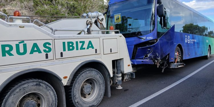 El frontal y lateral izquierdo del autobús h an quedado especialmente afectados tras el choque, como se aprecia en la imagen. Noudiari
