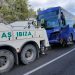 El frontal y lateral izquierdo del autobús h an quedado especialmente afectados tras el choque, como se aprecia en la imagen. Noudiari
