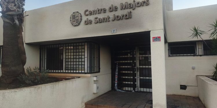 El Centre de Majors de Sant Jordi permanece cerrado desde este miércoles, aunque el incendio solo ha afectado al vestíbulo. Foto: Noudiari