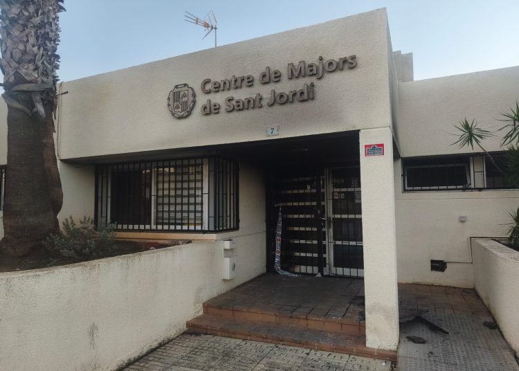 El Centre de Majors de Sant Jordi permanece cerrado desde este miércoles, aunque el incendio solo ha afectado al vestíbulo. Foto: Noudiari