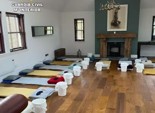 Una imagen del retiro, con cubos para vomitar después de tomar sustancias, facilitada por la Guardia Civil.