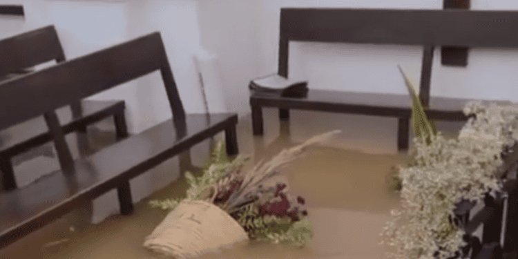 Imagen de la iglesia de la Mola anegada por el agua
