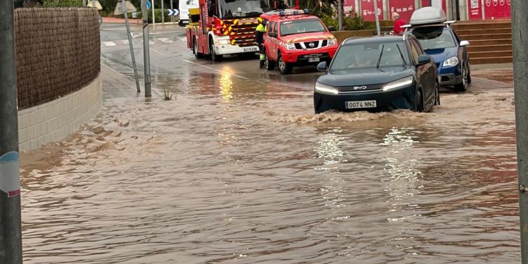 Inundaciones acumuladas en la zona de Cala Tarida debido a las lluvias del fin de semana pasado, cuando un vertido provocó el cierre de la playa. Foto: Vecinos Cala Tarida