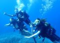 Jóvenes voluntarios de Salvem sa Badia en una actividad de buceo. Foto: Salvem sa Badia