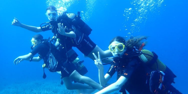 Jóvenes voluntarios de Salvem sa Badia en una actividad de buceo. Foto: Salvem sa Badia