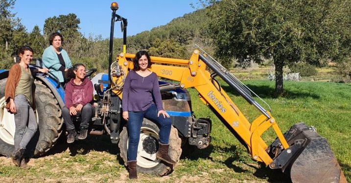 Imagen de archivo de varias mujeres agricultoras, parte de la Associació de Pagesos de Sant Josep.