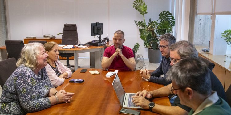 Imagen de la reunión entre vecinos y el conseller Mariano Juan. Imagen: Consell