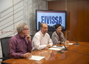 El conseller de Gestión Ambiental y Sostenibilidad, Ignacio José Andrés Roselló; Susana Malón (der.), de la empresa Lumínica Ambiental SL, encargada de la redacción técnica del reglamento, y David Galadí, doctor en Astrofísica y profesor de la Universidad de Córdoba (izq.). Imagen: Consell