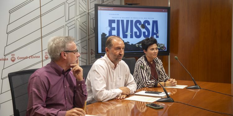 El conseller de Gestión Ambiental y Sostenibilidad, Ignacio José Andrés Roselló; Susana Malón (der.), de la empresa Lumínica Ambiental SL, encargada de la redacción técnica del reglamento, y David Galadí, doctor en Astrofísica y profesor de la Universidad de Córdoba (izq.). Imagen: Consell